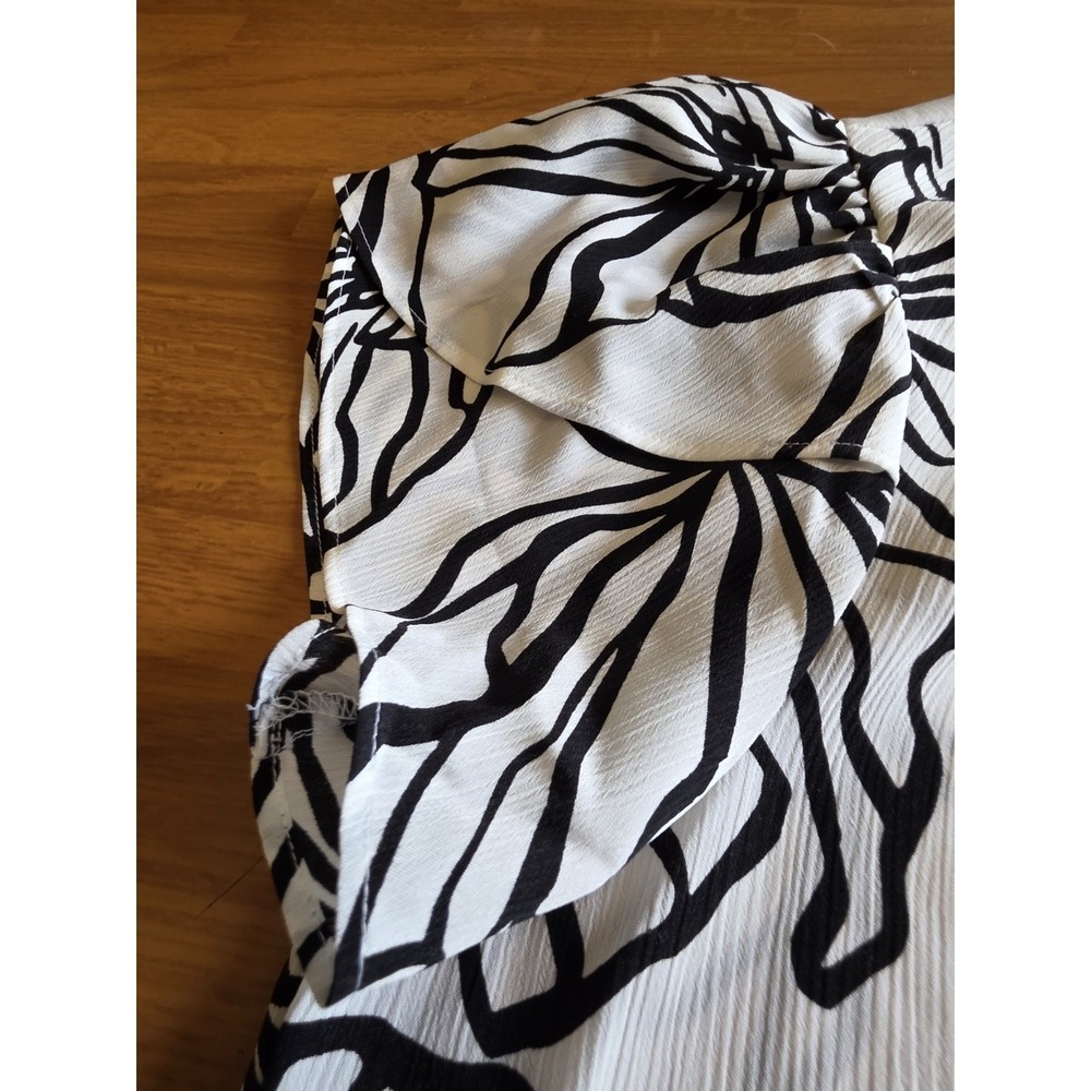 Nine West Womens M Black White Abstract Floral Flutter Sleeve Crepe Blouse Top - Picture 8 of 11